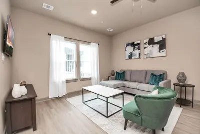 Image de Inviting 2/2. 5 Apt, Full Kitch, W/D, FreeParking!