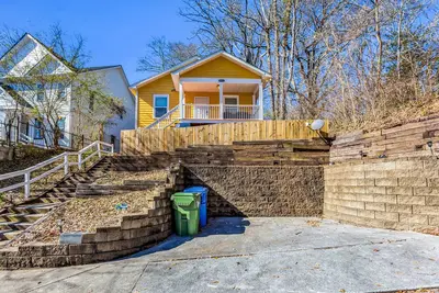 Image de Charming dog-friendly home with balcony, central Ac, & washer\/dryer