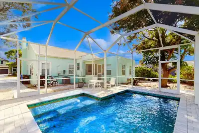 Image de Dog-friendly duplex with outdoor living area - walk to beach/downtown