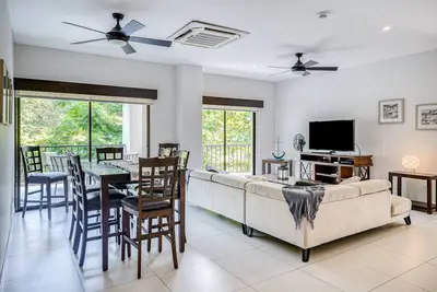 Image de Cool, modern condo with on-site pool & balcony