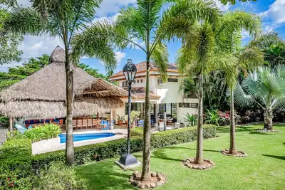 Image de Airy oasis with a grand outdoor space, private pool, & shared tennis court