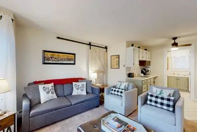 Image de Condo in the heart of town near skiing - less than a mile to Okemo Mountain