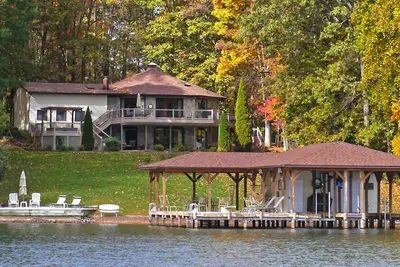 Image de Lakefront retreat with a dock, waterfront kitchenette, firepit & hot tub
