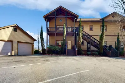 Image de Mountainside condo with private balcony, washer/dryer, shared pool, sauna, & gym