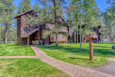 Image de Tree-lined escape with fireplace, grill, WiFi, shared pool/Hot tub, and courts