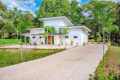 Modern home near beach with private pool, lanai, bikes, Ac & washer/dryer