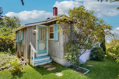 Image de Lovely home with harbor views, gas grill, streaming, W/D, & gourmet range