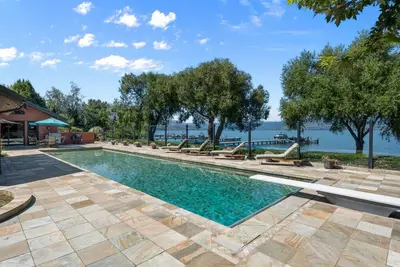 Image de Lakefront Grandeur: Okanagan Home With Pool & Tennis Court