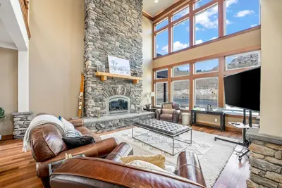 Image de Spectacular waterfront home with two decks, hot tub, fireplace, & small beach