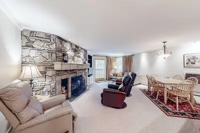 Image de Mountain-view condo with skiing nearby, pool, and balcony - snowbird-friendly