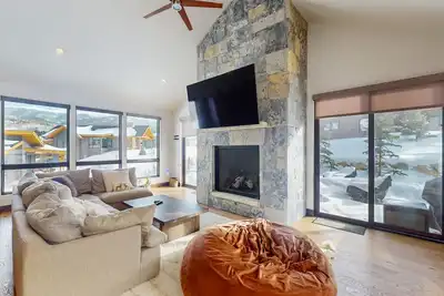 Image de Alpine house is 2550 Sqf, 4 Bedrooms + 3. 5 Bathrooms + Large Bullfrog Hot Tub