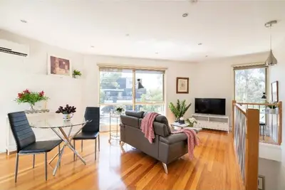 Image de Design/bright/cosy townhouse between airport &city