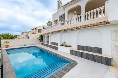 Image de Villa \"Las Ramblas\" avec vue sur les montagnes, piscine privée et Wi-Fi.