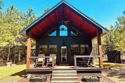 Image de King Bed! Private trails! Cabin 12 acres! Firepit!