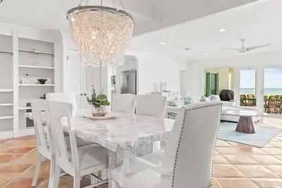 Image de Stars on the Water Oceanfront with 40 ft of dockag