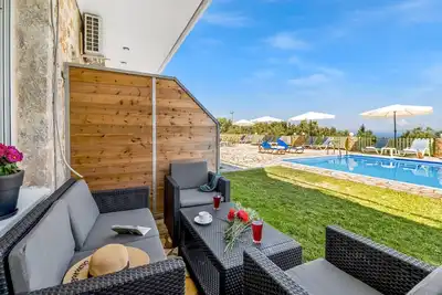 Image de Appartement de vacances 'Chambre double de luxe 7' avec vue sur la mer, piscine partagée et Wi-Fi.