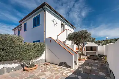 Image de Maison \"Sottotorre 2\", près de la mer, avec jardin privé et climatisation.