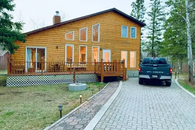 Image de Cozy and Charming Cabin/ 5 mins walk to beach - located in a quiet community