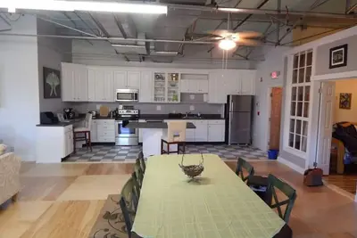 Image de Deluxe corner apartment with riverfront views close to dining and downtown