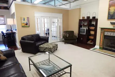 Image de Stylish 2 bedroom 1 bath with riverfront views close to dining and downtown