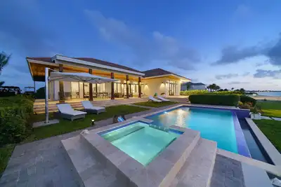 Image de Luxurious Beachfront Home with pool—short golf cart ride away from Hilton casino