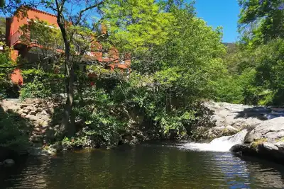 Image de Villa en Bord de Rivière avec Piscine Naturelle et climatisation