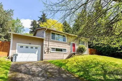 Four Bedroom Two Bathroom House Stylish Two Story Clean Spacious Modern Quiet