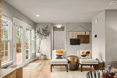 Image de Entire Eastside Home w Space to Entertain + Yard