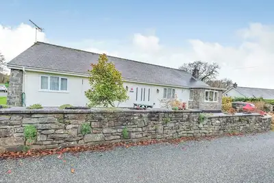 Image de Lovely bungalow situated on a fishery just 4 miles from Aberaeron harbour town.