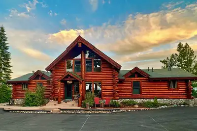 Image de RnR Mountaintop Log Home -Extraordinary Views and Private Pickleball Court