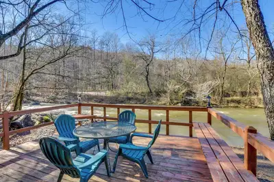 Image de Hot Tub & Fire Pit: Riverfront Helen Cabin