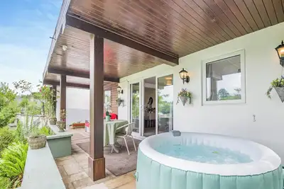 Image de Set in an idyllic valley, this lodge offers guests studio style accommodation with gorgeous views.
