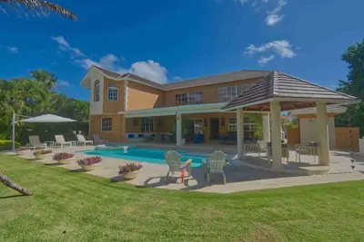 Image de Large golf view villa with pool, jacuzzi and staff