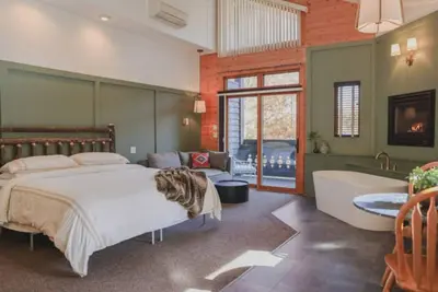 Image de New! Romantic Two Bedroom Loft Spa Suite with Fireplace