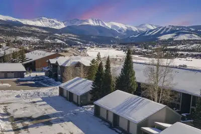 Image de Spacious, Updated Mountain Home with Views, Private Hot Tub and Sauna.