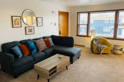 Image de Bay Street Unit 3 · Charming & Cozy Apt-Free Parking