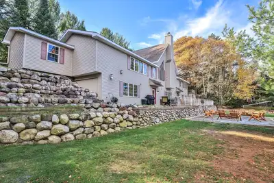 Image de Johnson Lake Compound - (2 Individual Homes)