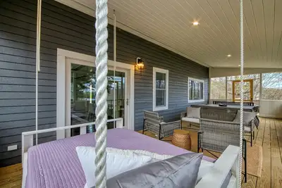 Image de Modern lake front home