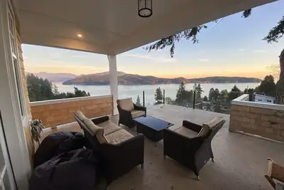 Image de Cape-Cod-Style Vacation Home in Gibsons with Spectacular Ocean Views