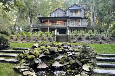 Image de Expansive home, Walk to Downtown, Fiber Optic Wi-Fi