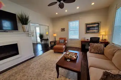 Image de Woods Hollow - Upscale renovated home, minutes to All-Star Village