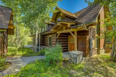 Image de Tamarack Ski Resort Townhome - Elegant couple's retreat - Path to chairlift - Golf