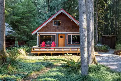 Sweet Romantic Cabin, private hot tub. Perfect for a couples getaway.