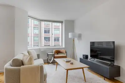 Sunny Ues Studio w/ Elevator & Doorman, nr Central Park, by Blueground