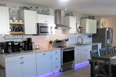 Image de Only 2. 5mi from the Ark Encounter & 1 block from downtown restaurants & shopping