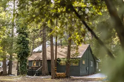 Image de The Bunkhouse 1960's Camp Vibe + Timeless Wet Bar