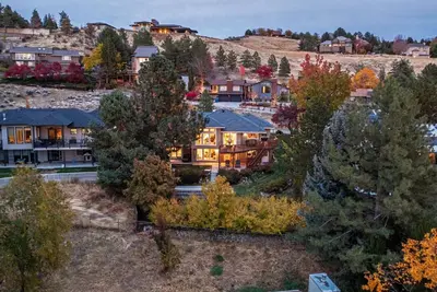 Image de Exceptional Views & Luxurious Kitchen! Fireplace & Hot Tub | Min to Downtown & Bsu