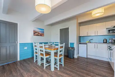 Shoreline Apartment 3 (Pets Welcome)