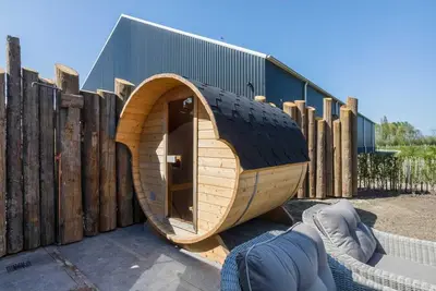 Image de Maison familiale avec un emplacement idéal, terrasse privée, jardin et sauna