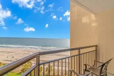 Image de Oceanfront Studio • Pet Friendly • Balcony + Pools